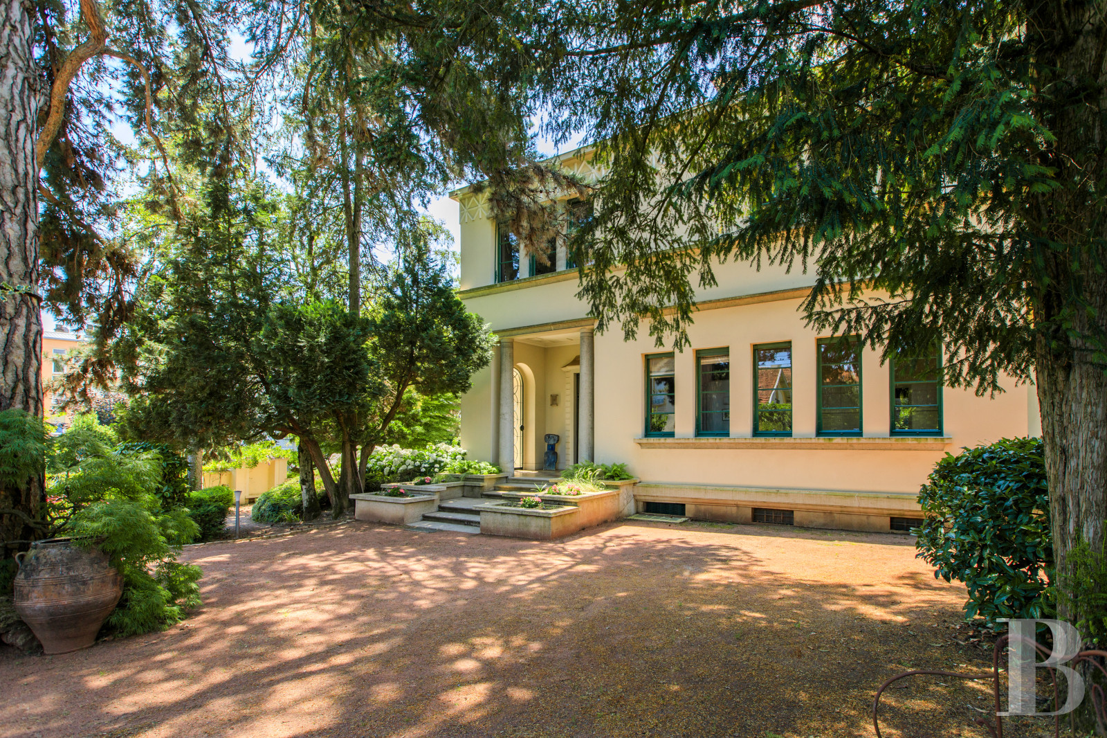 En Saône-et-Loire, à Mâcon, une villa et son jardin entièrement de style Art déco - photo  n°5